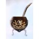 Conjunto de porongo tallado con soporte en metal y bombilla en bronce